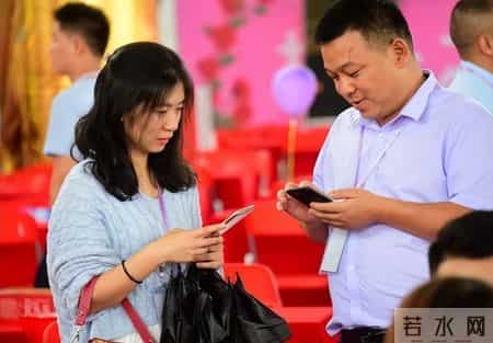 相亲上演荒诞局：闺蜜围坐，男人退场，谁真正被淘汰了？