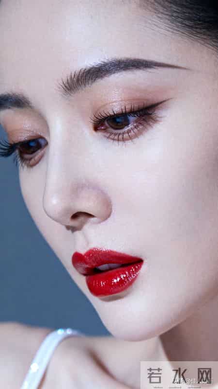 烈焰红唇配清冷眼神，这颜值你给打几分？
