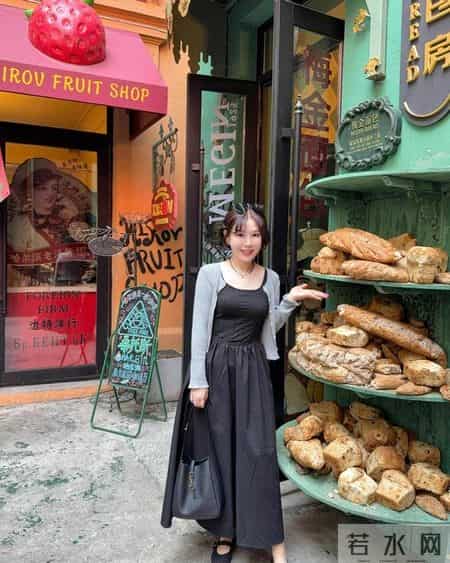 年纪越大越要打扮!看这位53岁姐姐穿衣温柔时髦,减龄10岁都不止