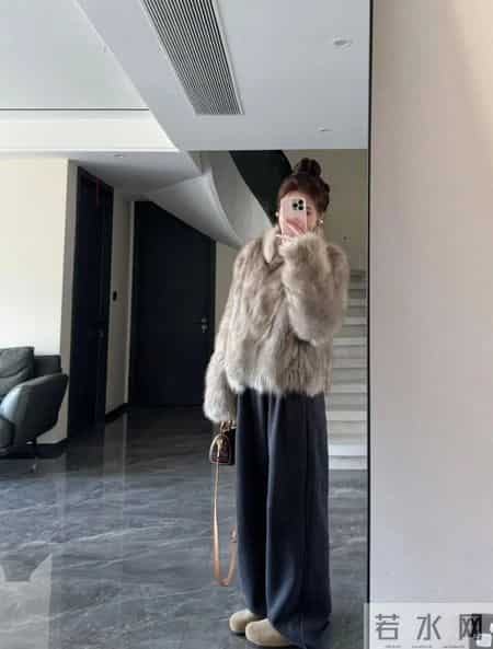 “浅棕皮草 + 阔腿裤” 太绝了！富家千金秋冬氛围感直接拉满～