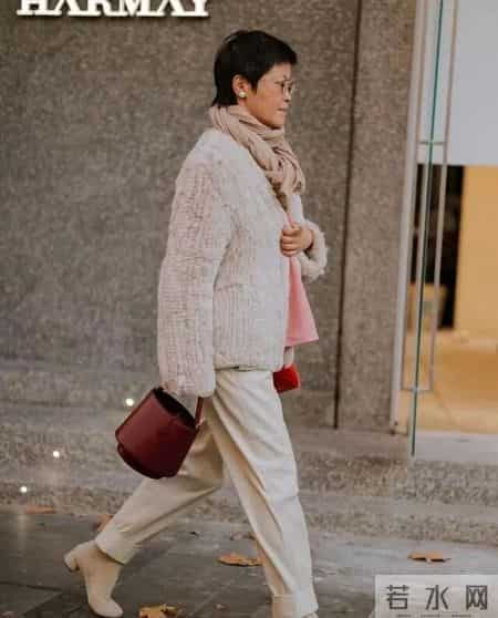 “上海奶奶”优雅到骨子里：穿衣得体、仪态端庄，一看就是讲究人