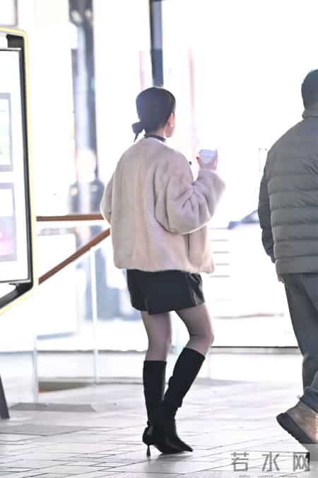 5厘米的黑色尖头细跟长靴，超薄黑色丝袜，黑色皮短裤