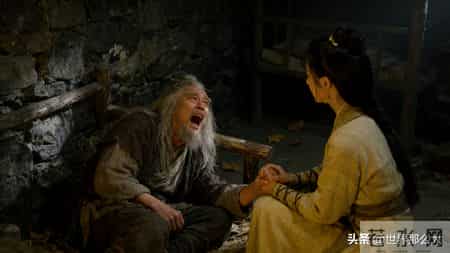 洪七公临终前告诉黄蓉：丐帮总舵疯丐并非叛徒，那是你亲舅舅。