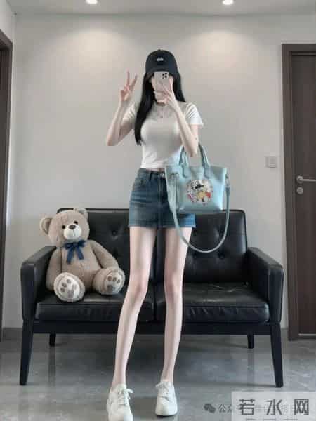 “白 Polo + 牛仔短裙” 太绝了！