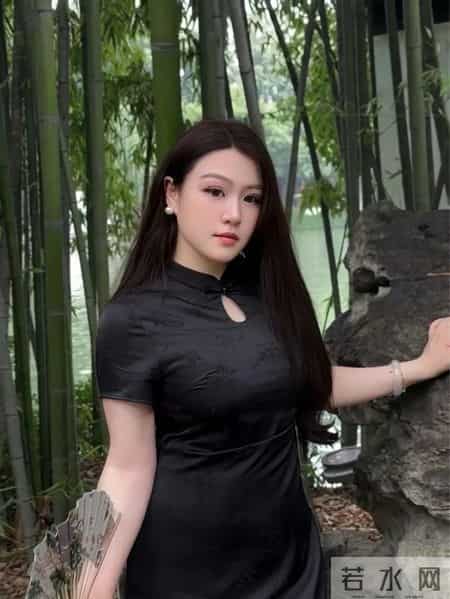 暗纹黑缎面旗袍，珠圆玉润的清冷贵气感