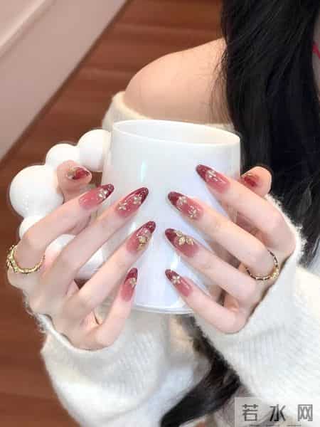 我的新美甲，红的很安心！