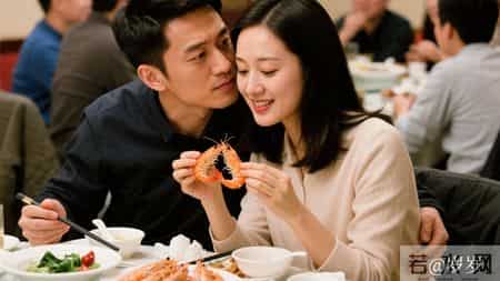 同学聚会，妻子初恋一直给她夹菜，我忍无可忍直接凑到妻子身边！