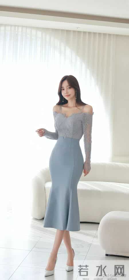 V领露肩，蕾丝缀浅蓝裙身，优雅清新。