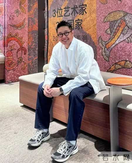 被40岁160斤的北京大叔惊艳！色不花哨、首饰不戴金，清爽更有型