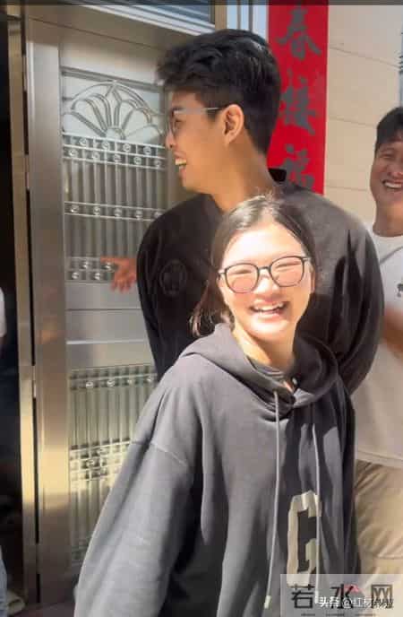 鸡司令突然变帅气之后，小芬和学长反而不适应了