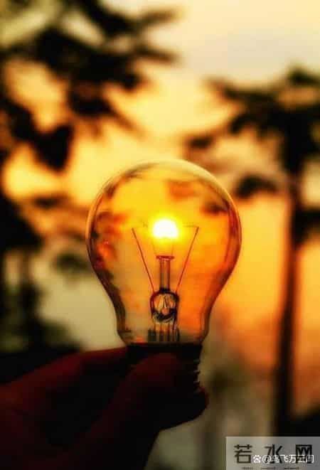 48张老照片看奇闻奇事，爱因斯坦合影卓别林，沙漠中的绿洲，在建中的埃菲尔铁塔