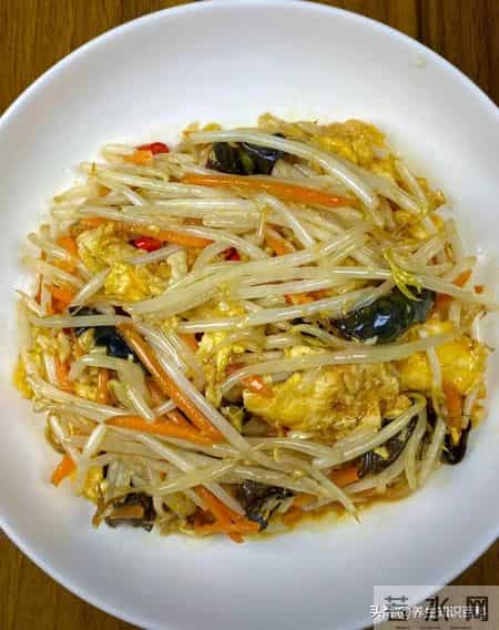 它是“长寿菜”，一吃通便，二吃护眼，三吃降压，中老年要常吃