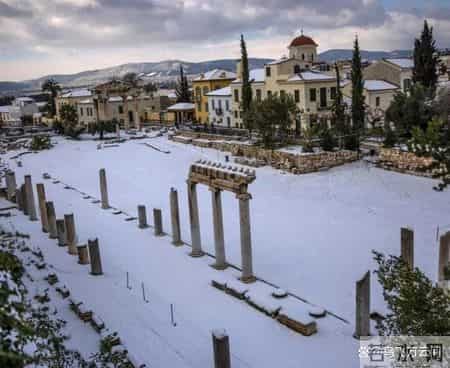 48张老照片看奇闻奇事，爱因斯坦合影卓别林，沙漠中的绿洲，在建中的埃菲尔铁塔