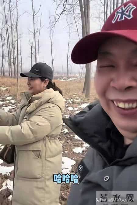 厉爸爸这牙齿笑的都合不上了，看到小老二这满满的自豪感。