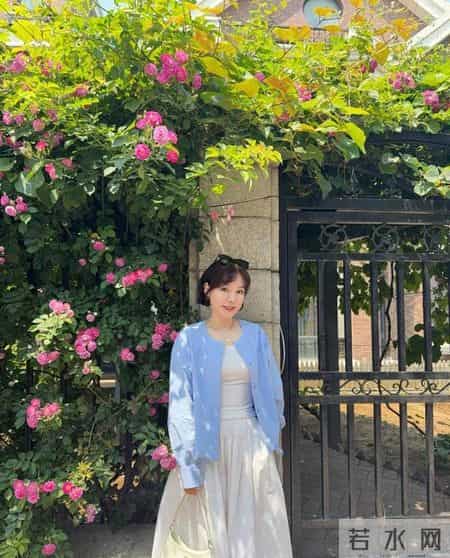 年纪越大越要打扮！看这位53岁姐姐穿衣温柔时髦，减龄10岁都不止