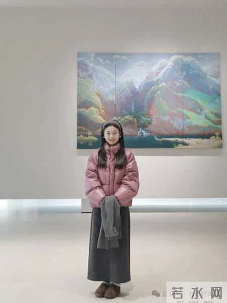 亮粉灰配，温柔又显白。