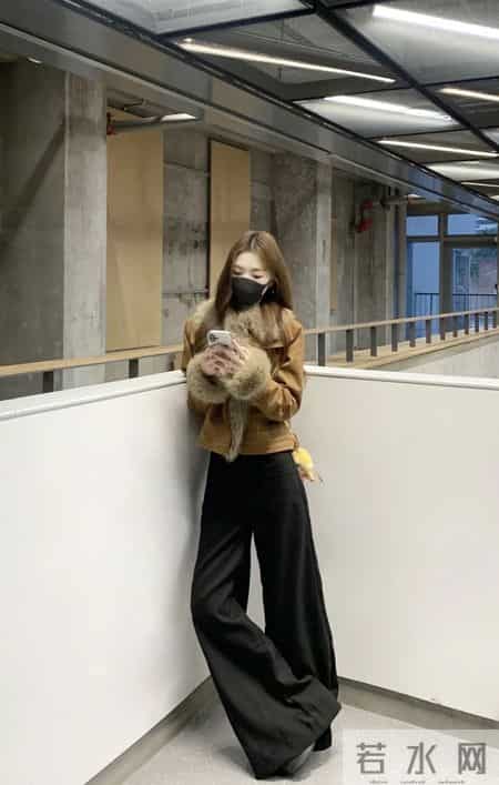 毛毛外套+喇叭裤，秋冬这样穿时髦又好看