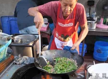 爷爷去世后，我家就再没回去过，出差路过，我发现院内竟有人居住