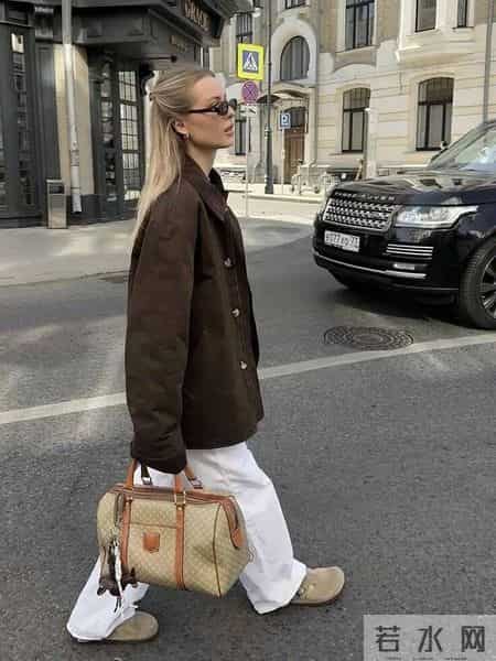 “阔腿裤+勃肯鞋”竟是冬天最流行组合，松弛又减龄