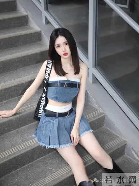 牛仔抹胸 + 百褶短裙，辣妹风街头穿搭