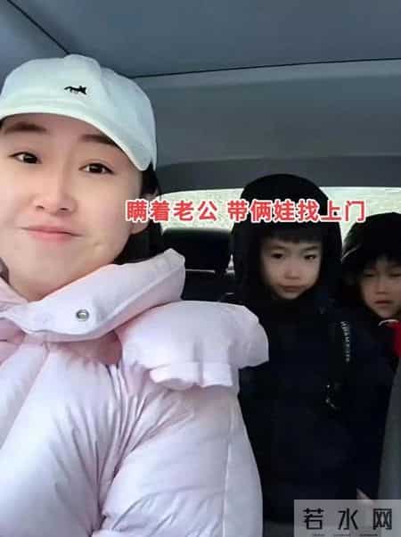 女子异地分居13年，带娃突袭丈夫住处，开门瞬间网友炸锅：不对劲