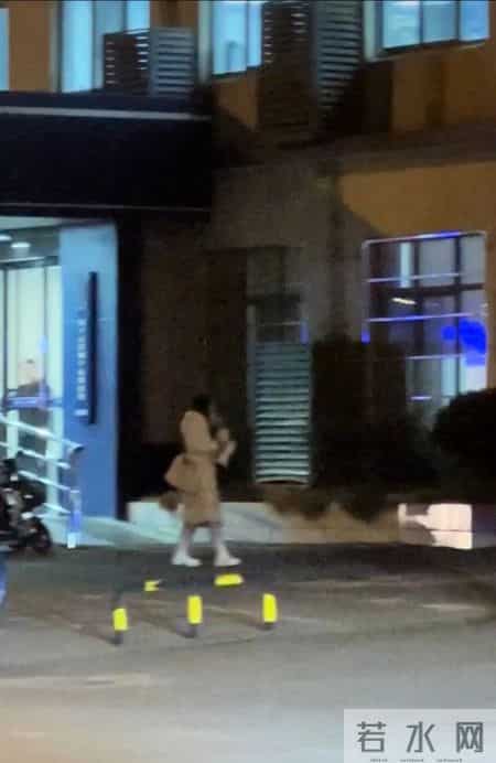 武汉一女子晚上拿喇叭向派出所办公楼喊话表白：“某某某，我一定能成为你的贤内助”，警方回应