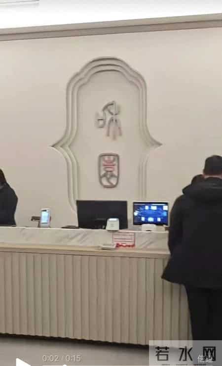 河南一男子强闯女澡堂打人，多名女性正在洗澡，最新进展：涉事男子被行拘，洗浴中心已停业整顿