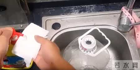 大油桶别扔了，剪一刀放在卫生间，全家人都要抢着用，太棒了！