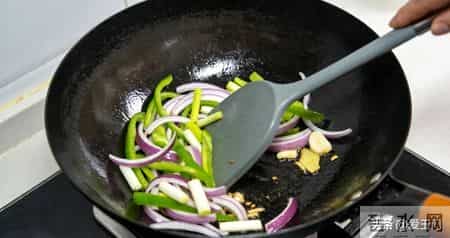 小苏打的妙用！不管炒什么肉，加上一勺，肉嫩又入味，还不塞牙！