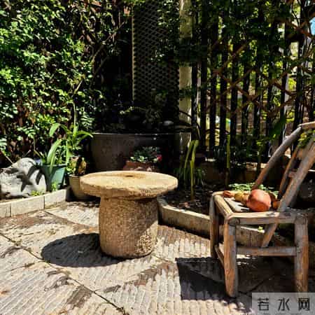 院子有个石磨盘，用来喝茶