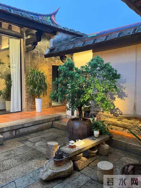 院子有个石磨盘,用来喝茶