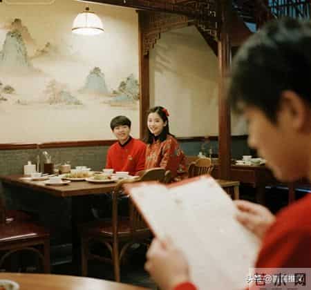 年夜饭我订了清静包厢,妈却偷偷邀来大姨全家,我默默换了地方