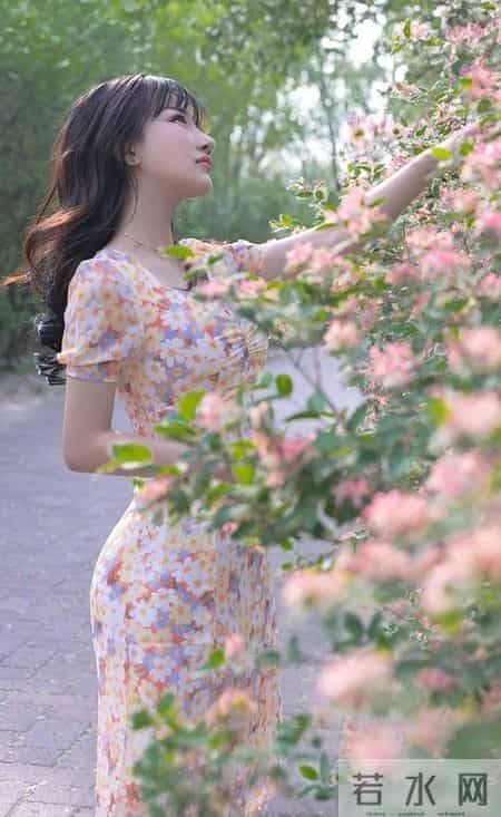 夏天正在悄悄度过，衣柜里怎么少得了一件碎花连衣裙呢！