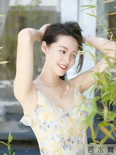 吊带连衣裙这样穿，高级感满满，让你尽显清新淡雅的时尚风采