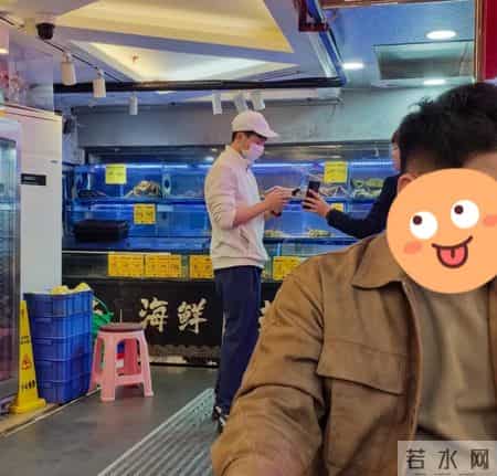 马龙夫妻俩带娃在广州逛完科技馆后，和岳父、岳母一起聚餐，认真挑海鲜，买完后付款很有人夫感