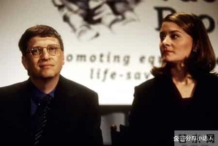 回顾：与小12岁男友甜蜜牵手，比尔盖茨前妻的 LV 老花穿搭，竟被嘲 “土豪感” 拉满