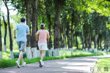 55岁男子常用山楂干泡茶喝，4个月后去检查，医生疑惑：喝了啥？