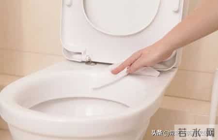 马桶不用时盖子掀开好还是关上好？很多人不懂，看完赶紧提醒家人