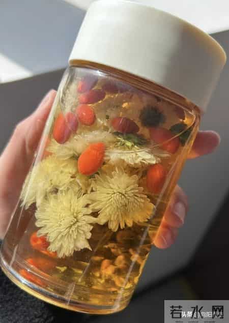 肝毒堆十年？葡萄干+3样家常食材，喝半月肝净人年轻