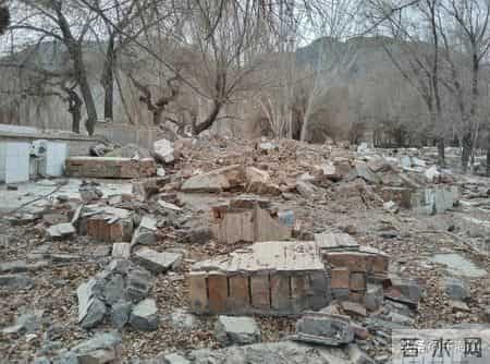 我九十年代在阿拉沟曾当过临时广播员，同事说我口播通知像念悼词