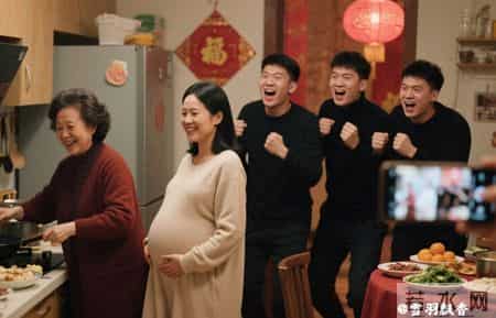 除夕夜孕9月，婆婆逼我下厨，我录视频发丈夫，他带仨哥霸气赶来