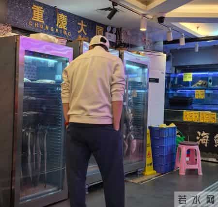 马龙夫妻俩带娃在广州逛完科技馆后，和岳父、岳母一起聚餐，认真挑海鲜，买完后付款很有人夫感