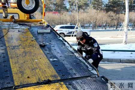 哈尔滨市丽江路一带，这些“僵尸车” 被查处