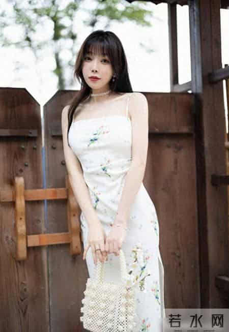 吊带的旗袍连衣裙，低调的色彩搭配素雅的印花，休闲雅致感十足