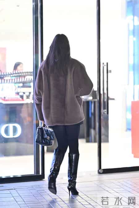 8厘米的黑色尖头细跟长靴,搭配黑色紧身裤,深灰色貂皮外套