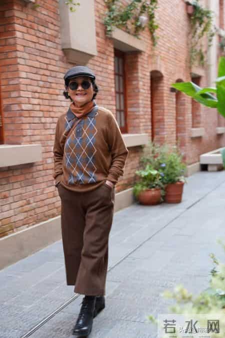 女人老了，不建议穿这3种“装嫩色”，自以为时髦，实际更显老了