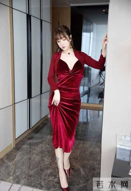 红色丝绒连衣裙奢华优雅，给人满满的女人韵味，解锁高雅温柔之美