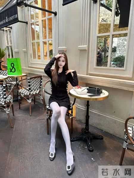 秋冬甜酷风穿搭指南：一条小黑裙的七十二变