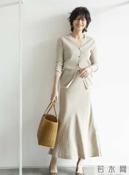 53岁富冈佳子为何如此受欢迎？除穿搭连头发都有人模仿，看完就知