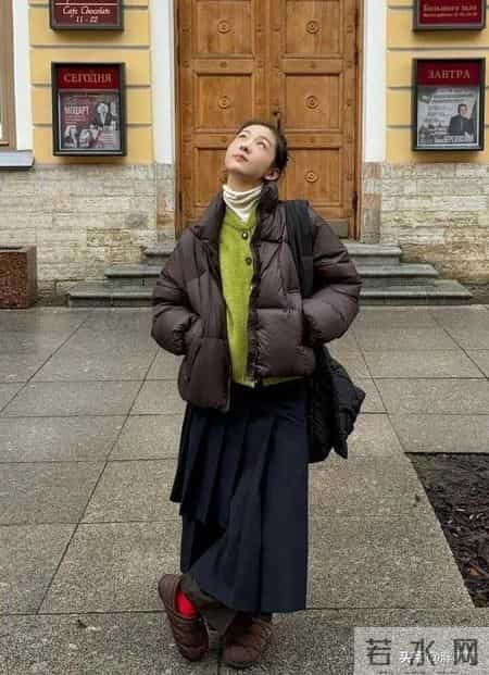 秋冬穿搭想摆脱沉闷？可以试试那种亮色系叠穿！